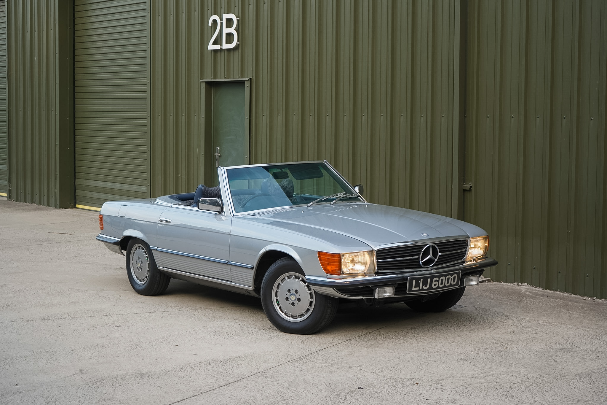 Silver Mercedes-Benz 350 SL (R107) front three-quarter view with roof removed alternate 2.