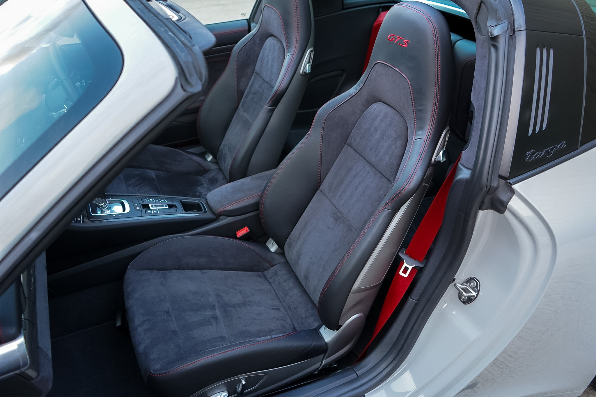 2018 Porsche 911 (991.2) Targa 4 GTS front seats and centre-console view.